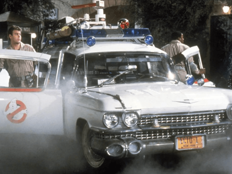 Foto: Warner Bros. In den 80ern konnten selbst ehemalige Krankenwagen Filmstars werden – wie dieser 1959 Cadillac Miller-Meteor Ambulance aus "Ghostbusters"